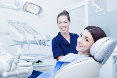 Why You Should Visit a Cosmetic Dentist for Dental Veneers